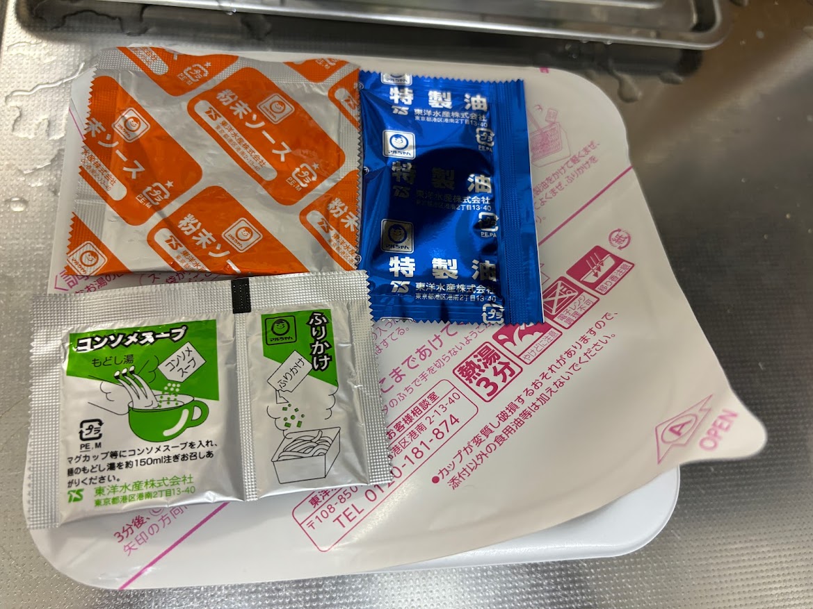 やきそば弁当 えび塩味 コンソメスープ付き付属品 特製油と粉末ソースとコンソメスープとふりかけ