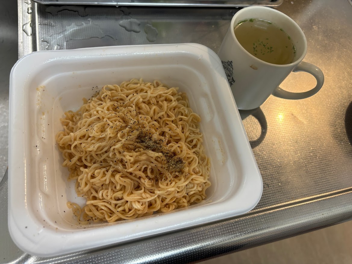 やきそば弁当 えび塩味 完成とコンソメスープ