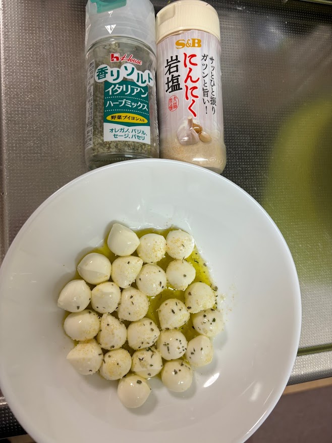 ハウス 香りソルト イタリアン ハーブミックス 野菜ブイヨン入り（オレガノ、バジル、セージ、パセリ）とS＆Bにんにく岩塩を振りかけたモッツァレラチーズのオリーブオイルがけ