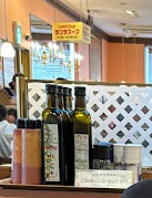 無料のドレッシングとオリーブオイル