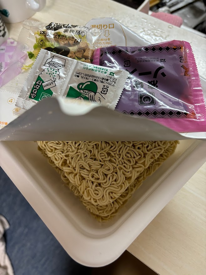 マルちゃん でっかいやきそば弁当と付属のスープ