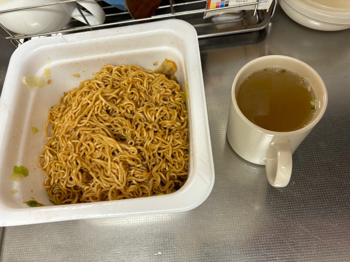 マルちゃん でっかいやきそば弁当と付属のスープ