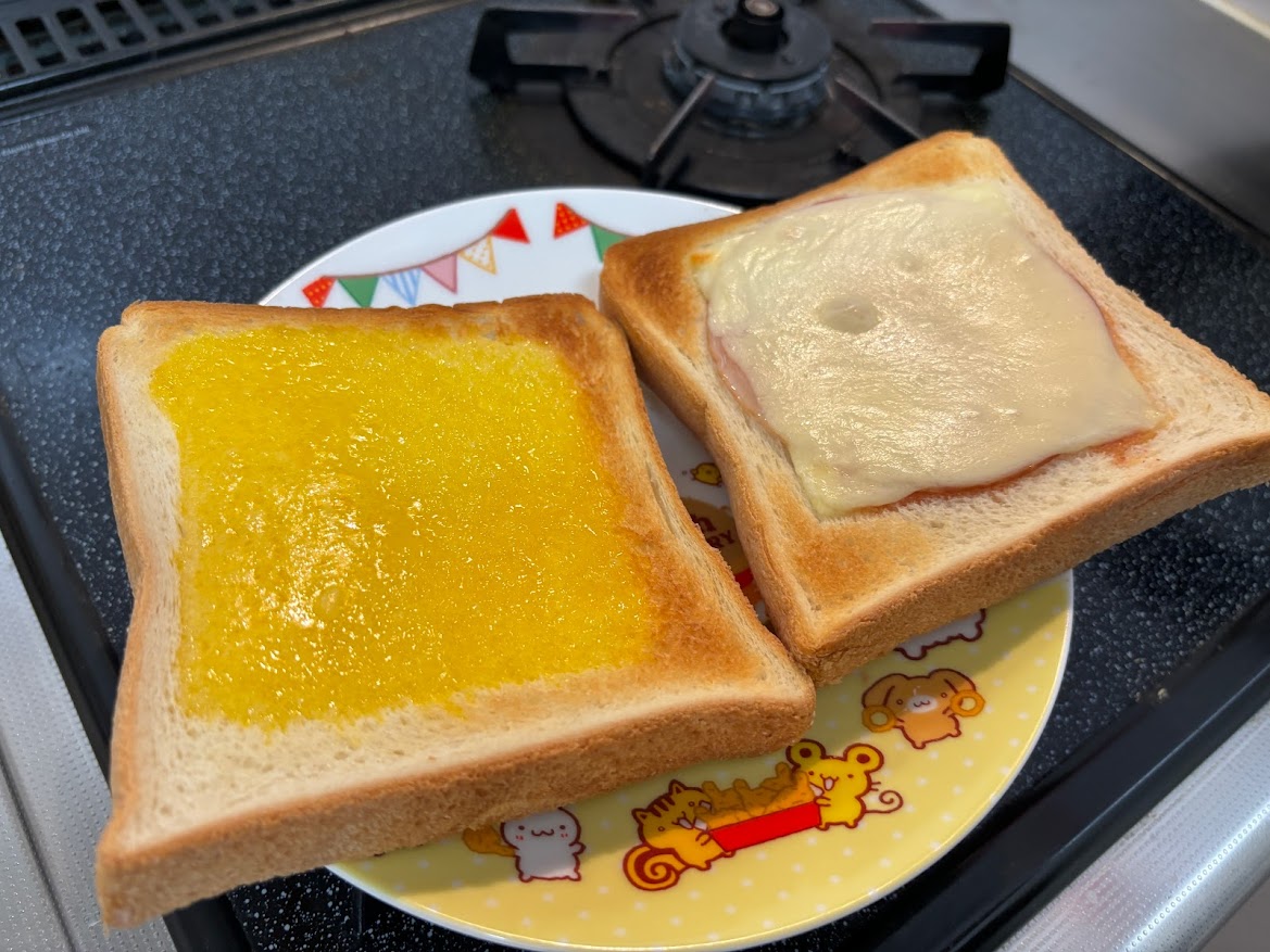 のせて焼くフレンチトースト風シートを乗せてトーストしたパンとヴェルデ 明太フランス風トーストスプレッドとチーズ乗せトースト食パン、（フジパン 小麦の朝食）