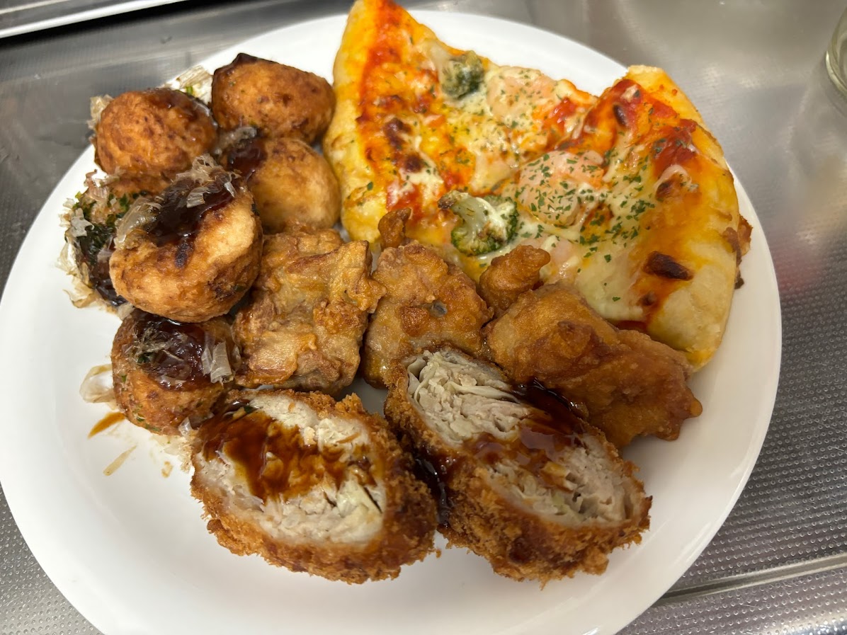 ピーコックで割引きで売ってた惣菜群のサクサクキャベツのメンチカツ、白だし たこ焼き6個、国産さば使用 バッテラ寿司6貫、海老とコーンのピザ、若鶏もも唐揚げ