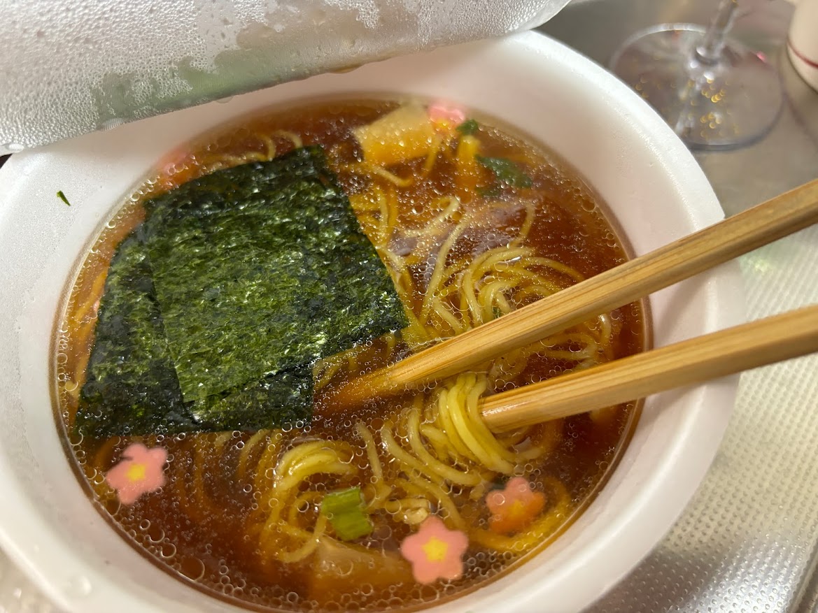 日清のカップラーメン「麺職人 丸鶏ガラ醤油 ごちそうノンフライ麺 うれしい全粒粉入り」完成