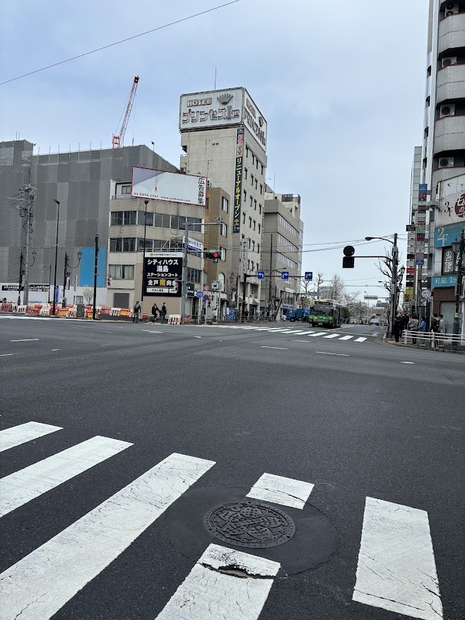 湯島駅近くの天神下交差点から不忍池方面