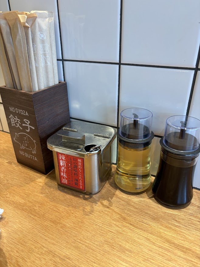 卓上の調味料(辣覇香味油、酢、醤油)