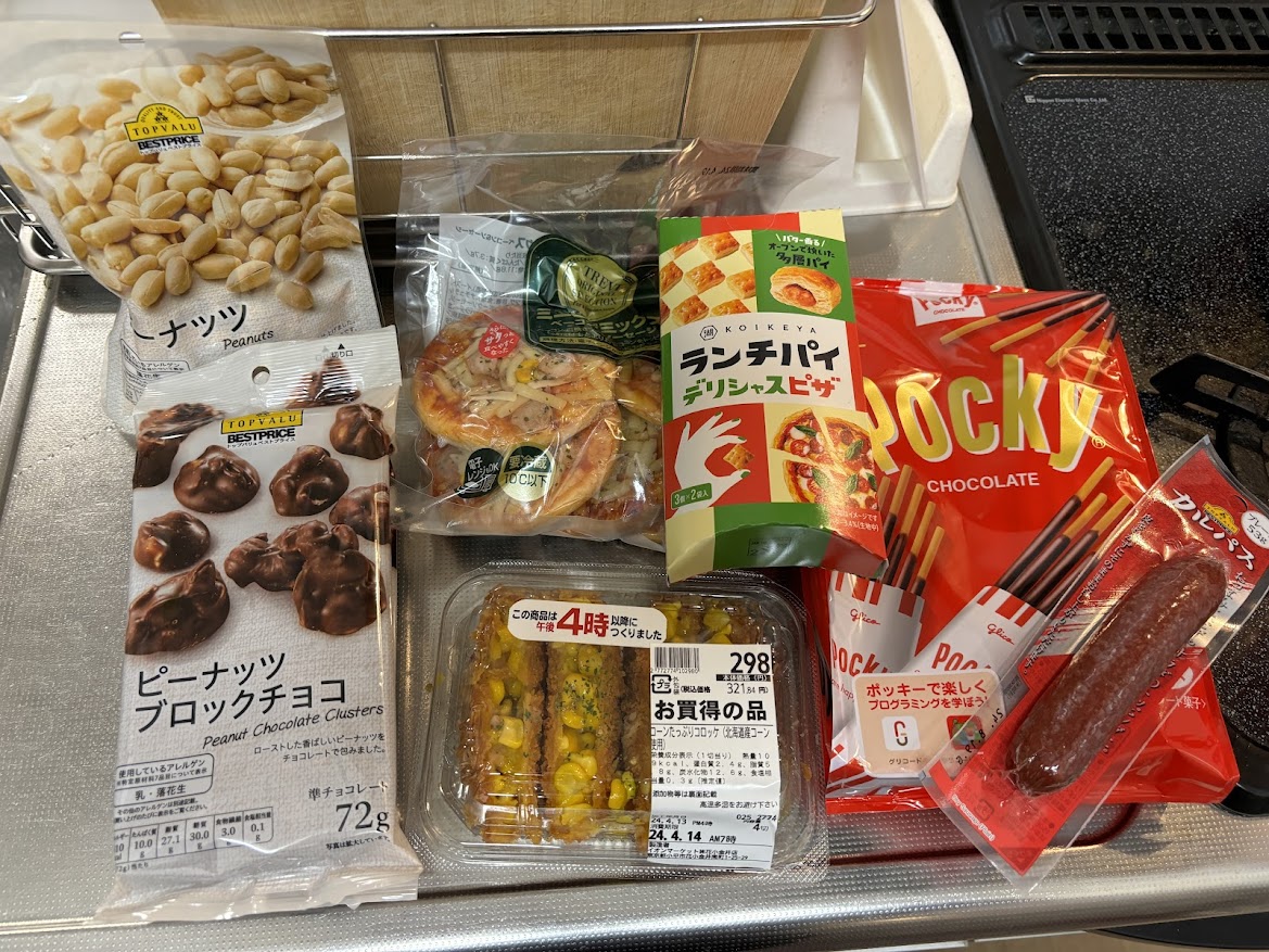 トップバリュ ピーナッツ、ピーナッツチョコ、ミニピザ ベーコンミックス、ランチパイ デリシャスピザ、コーンたっぷりコロッケ（北海道産コーン使用）、ポッキー、カルパス