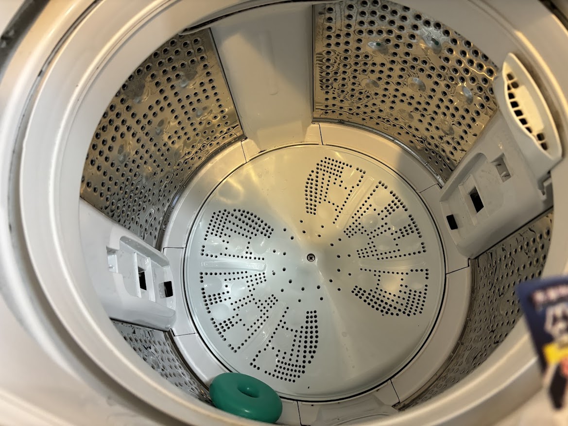 BW-V80Gの洗濯槽で糸くずフィルター装着の場所を清掃