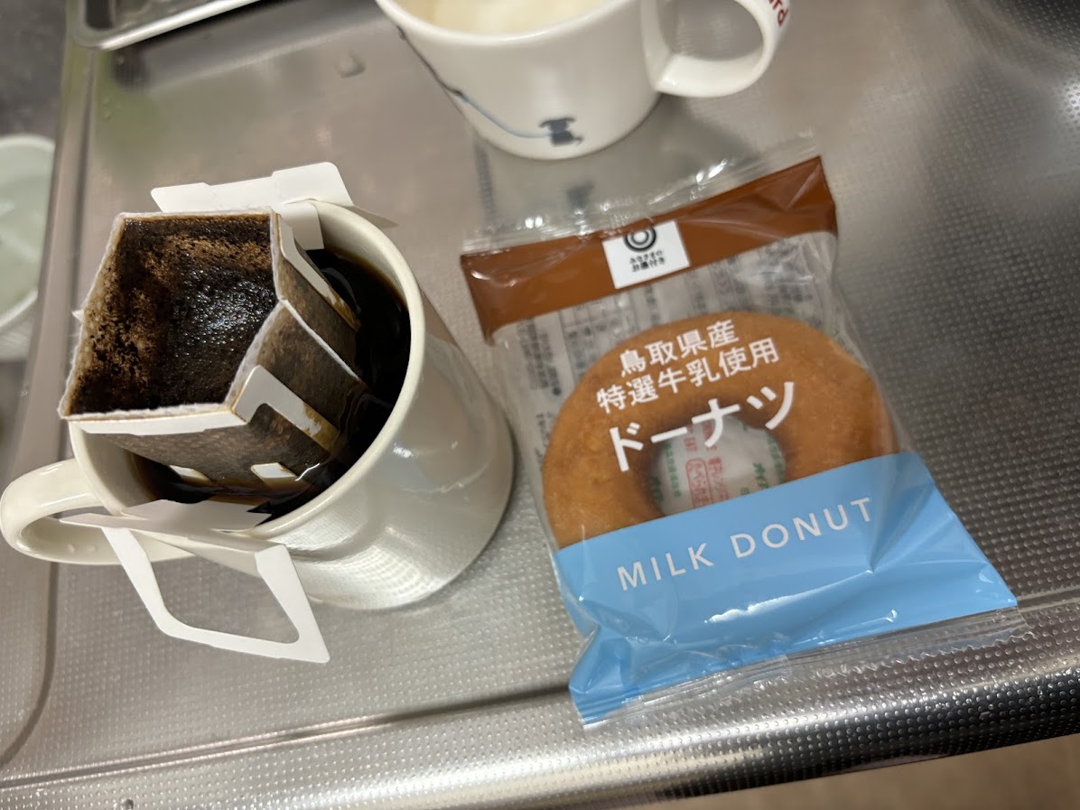 コーヒーとみなさまのお墨付き 鳥取県産特選牛乳使用ドーナツ