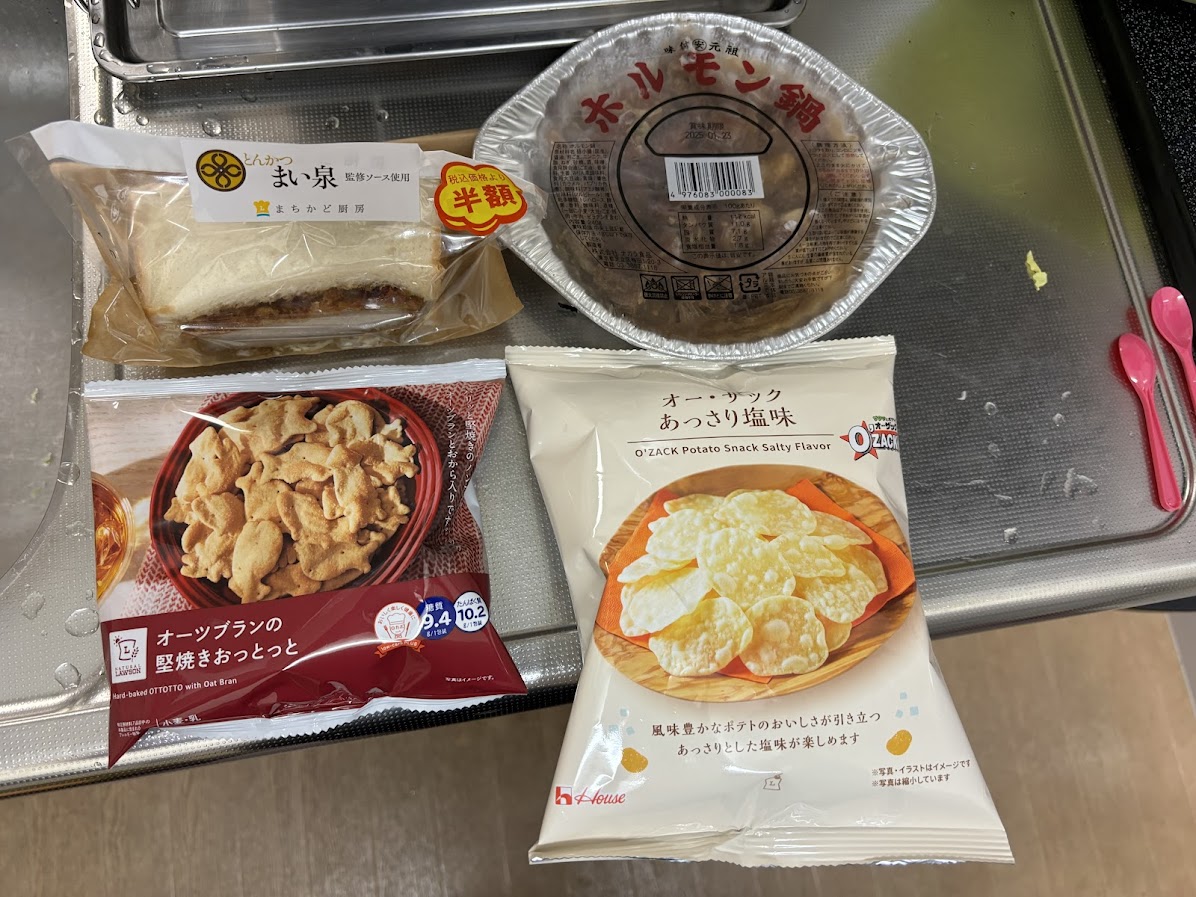 ローソンで買ってきたまちかど厨房の三元豚の厚切りロースカツサンド(1個入り)(とんかつ まい泉監修ソース使用)とナガラ食品 ホルモン鍋とオーツブランの堅焼きおっとっととオー・ザック あっさり塩味