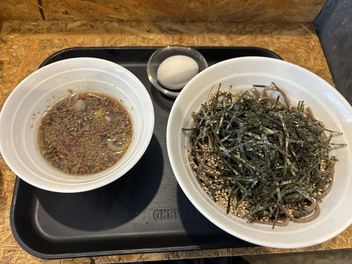 立食い蕎麦屋「SOBA STAND そばうさ」スタミナ冷そば（生卵付）