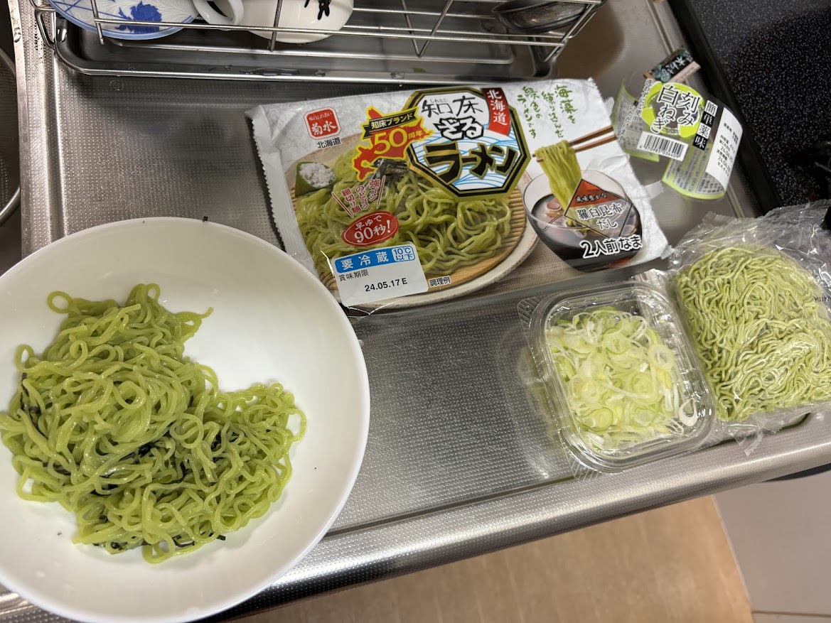 菊水 北海道知床ざるラーメン（海藻を練り込んだ緑色のラーメン）