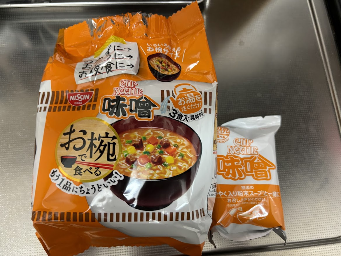 お椀で食べる カップヌードル味噌