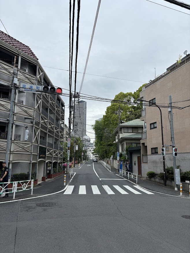 猿楽町交差点から渋谷駅方面_渋谷区文化総合センターにあるプラネタリウムのドーム