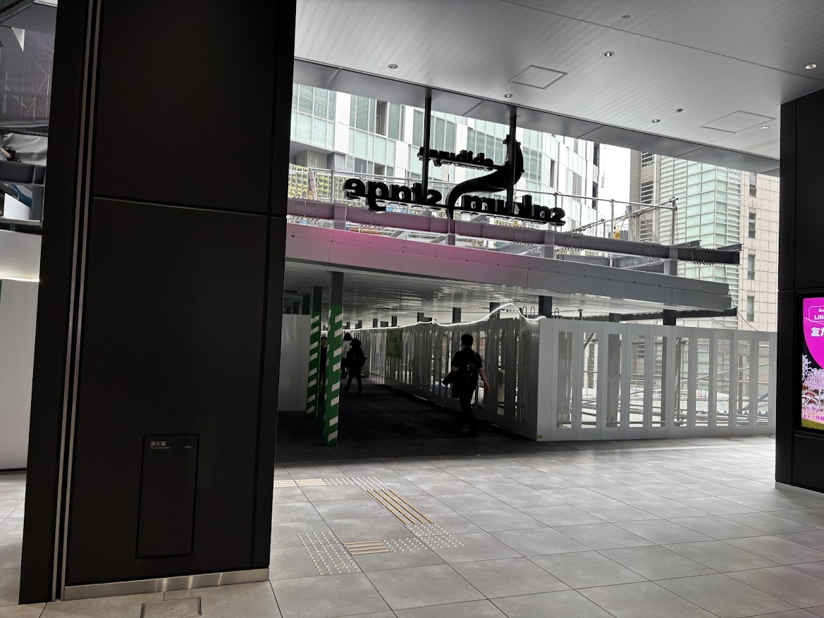 Shibuya Sakura Stageと渋谷ストリームの連絡通路（渋谷駅南口北側自由通路）