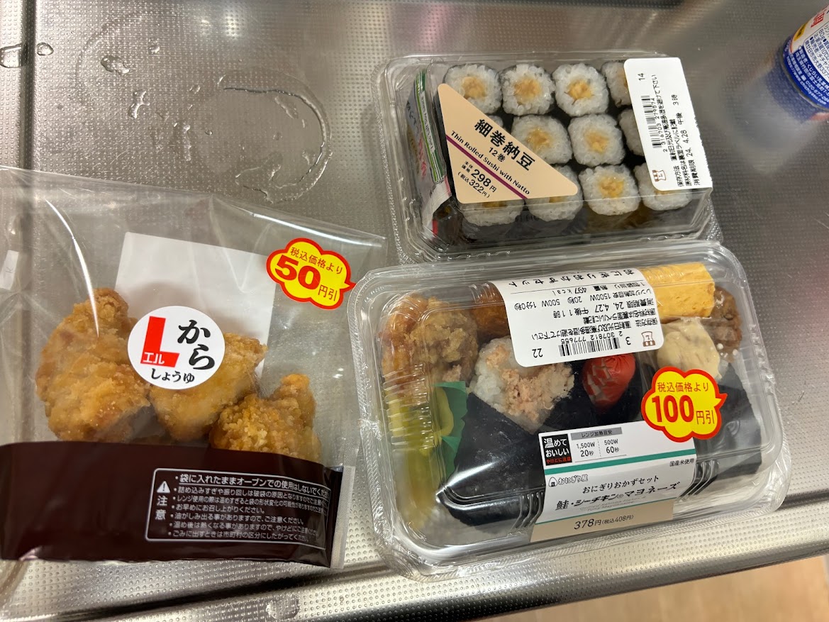 ローソンで買ってきたエルから醤油（鶏唐揚げ）、細巻納豆、おにぎりおかずセット 鮭・シーチキンマヨネーズ
