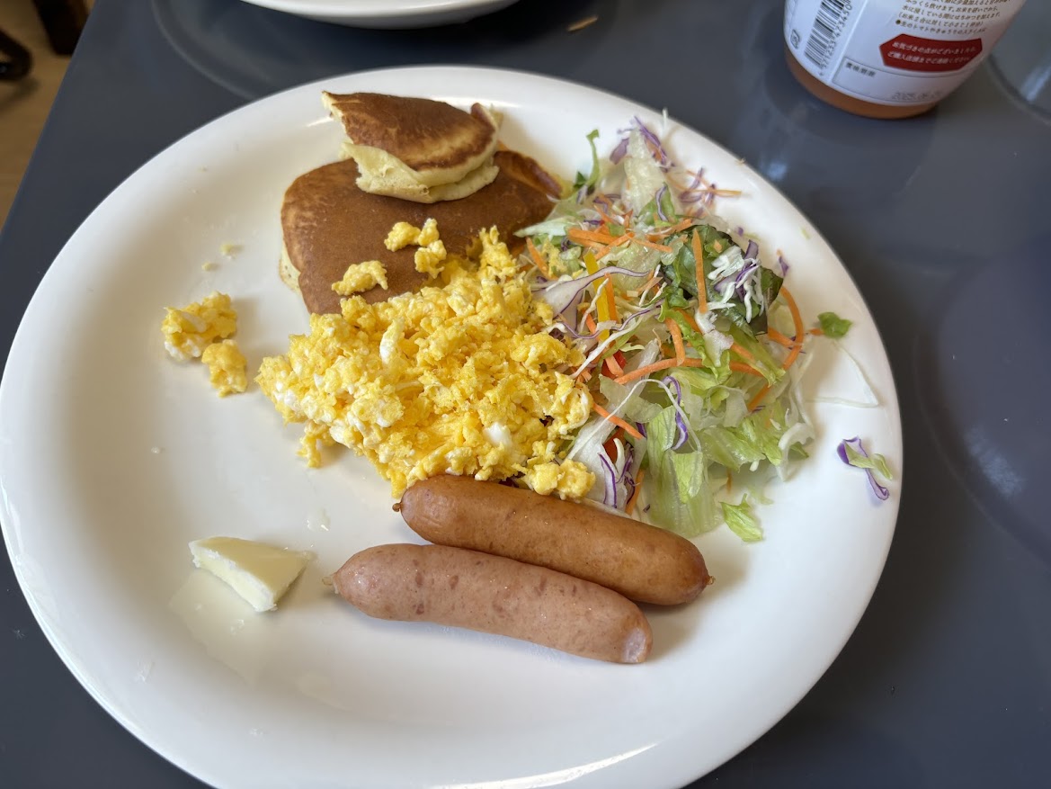 スクランブルエッグとホットケーキとウインナーとサラダ