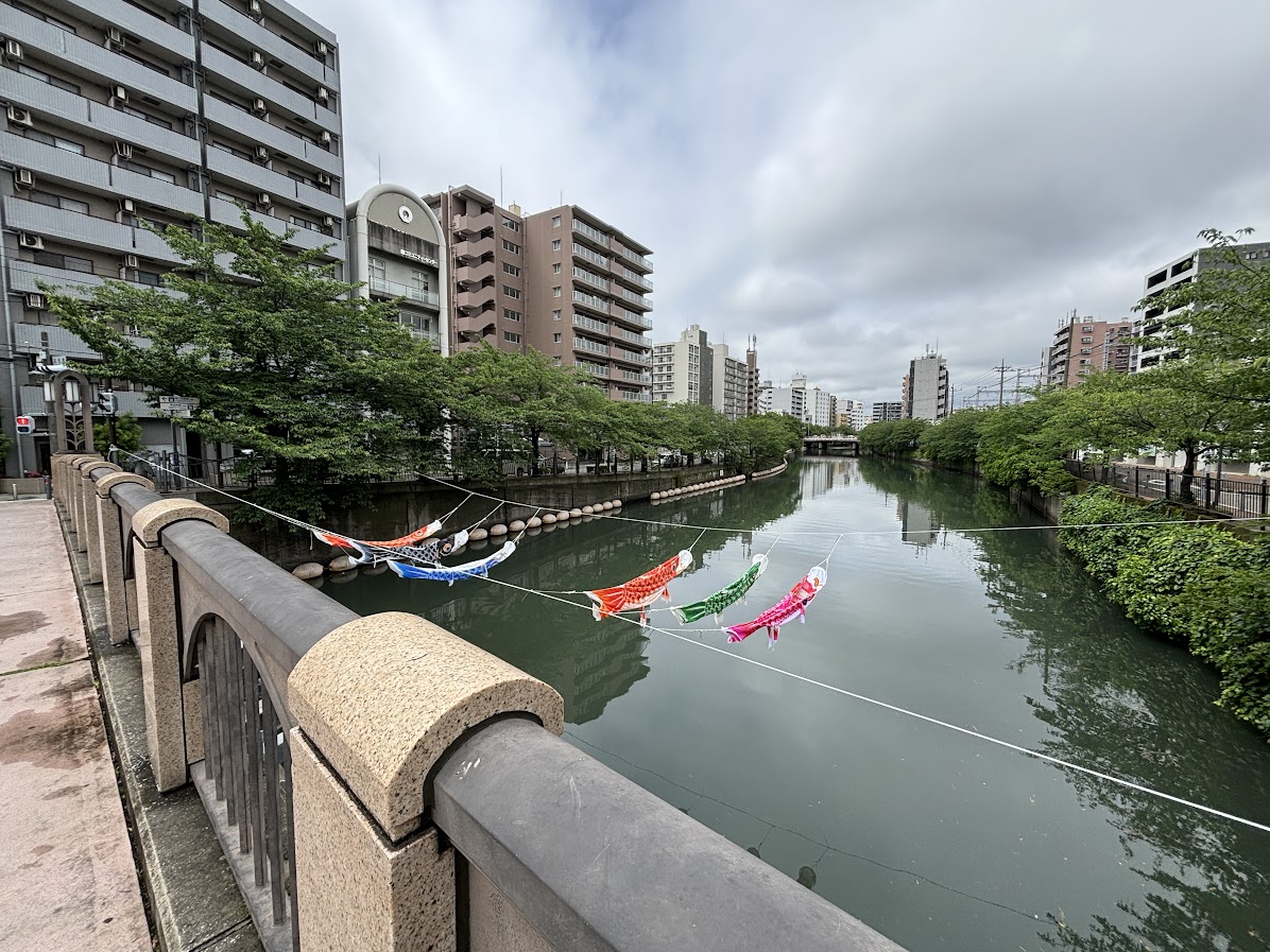 末吉橋の鯉のぼり