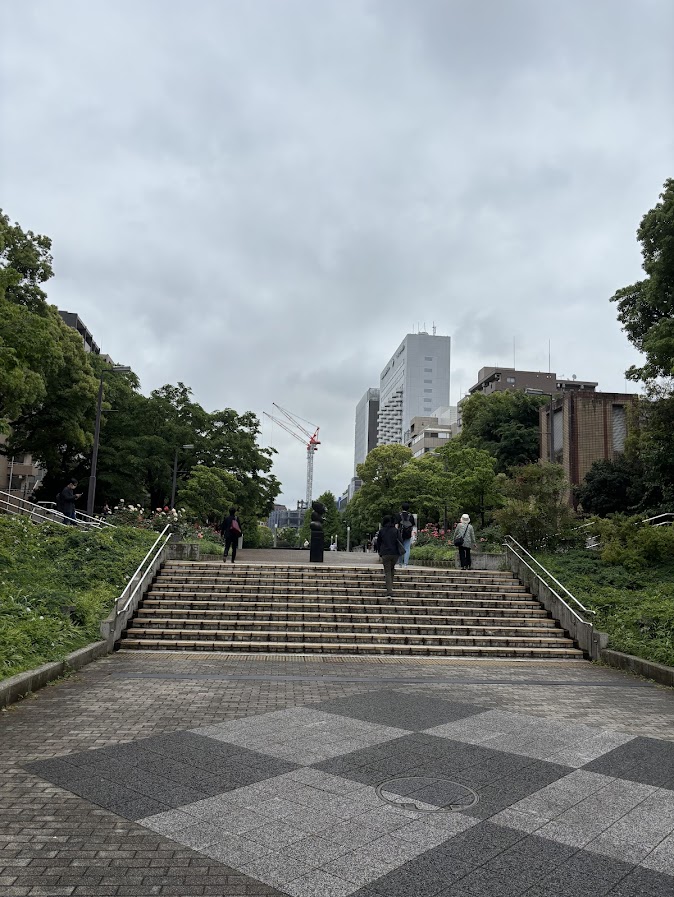 伊勢佐木長者町駅前(三つの部分からなるオブジェ)
