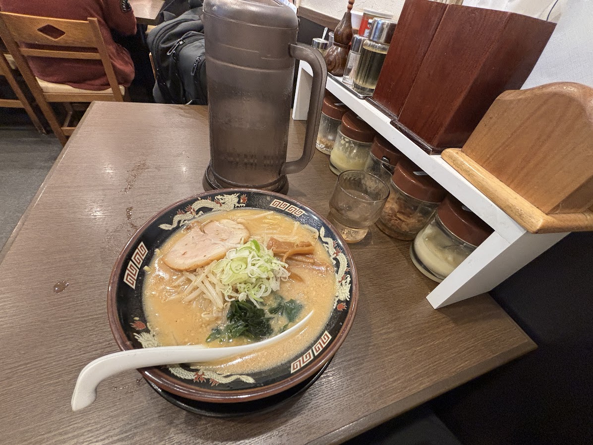 札幌みそらーめん（札幌味噌ラーメン）と卓上調味料