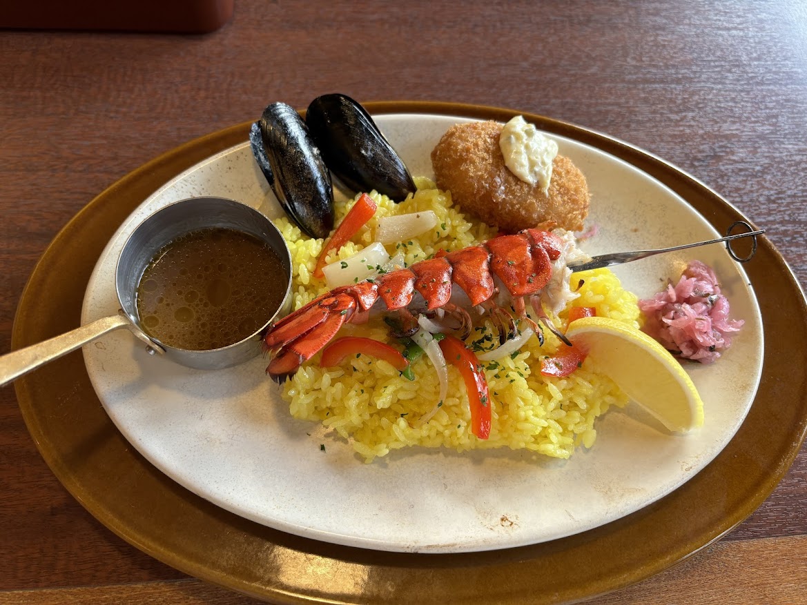オマール海老のサフランピラフ（紅ずわい蟹のクリームコロッケ付）