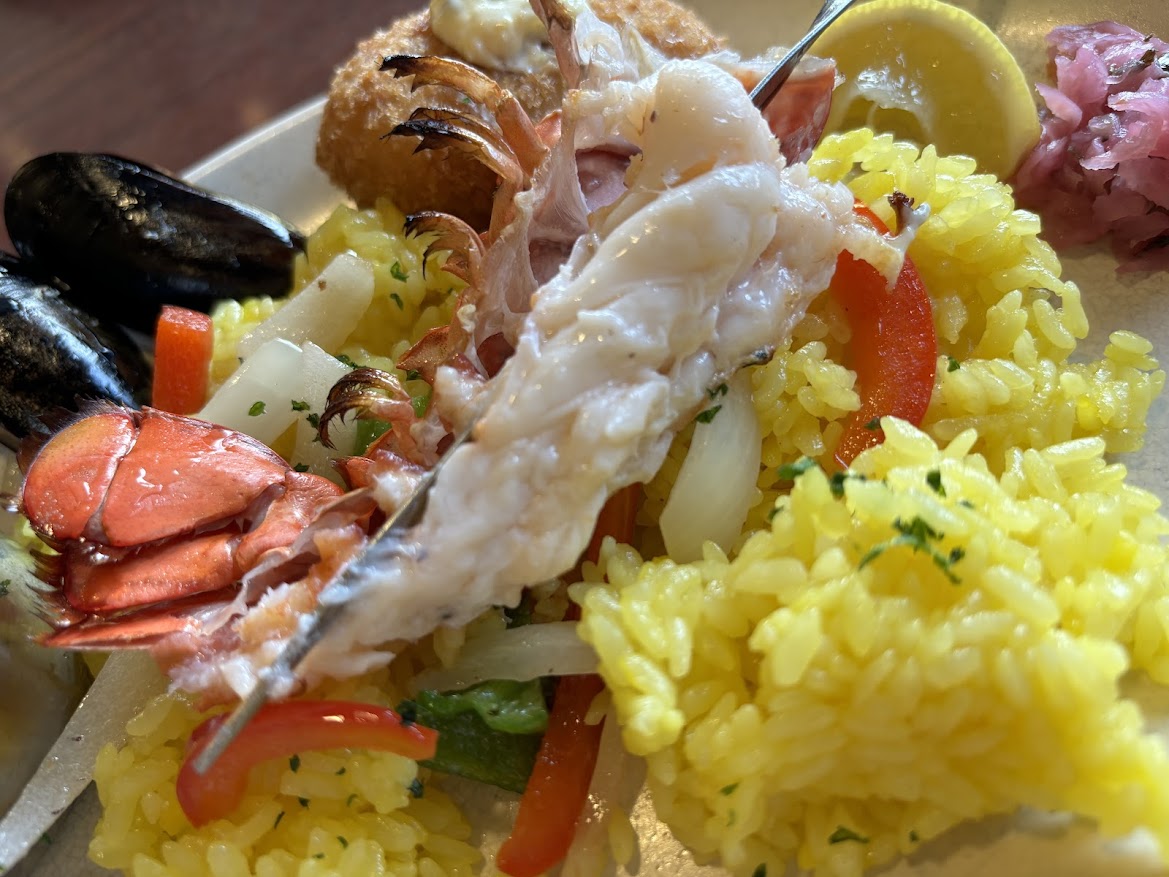 オマール海老のサフランピラフ（紅ずわい蟹のクリームコロッケ付）