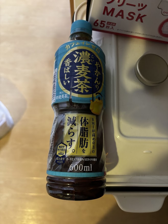 コカコーラのペットボトル飲料 カフェインゼロ やかんの濃麦茶 香ばしい BMIが高めの方の体脂肪を減らす。 600ml 機能性表示食品【ローズヒップ由来のティリロサイドの働き】