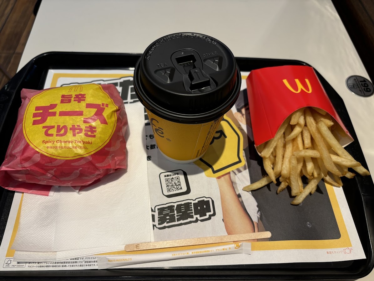 マクドナルド 関内南口店で期間限定 大人が恋するてりやき 旨辛 チーズてりやき バーガーのセット