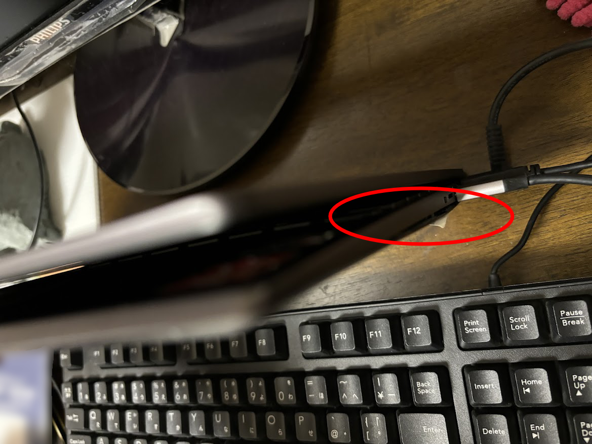 HPのノートパソコン「HP ENVY x360 13-ar0000 ベーシックモデル」のバッテリーが膨張、本体下部がパカッと開く