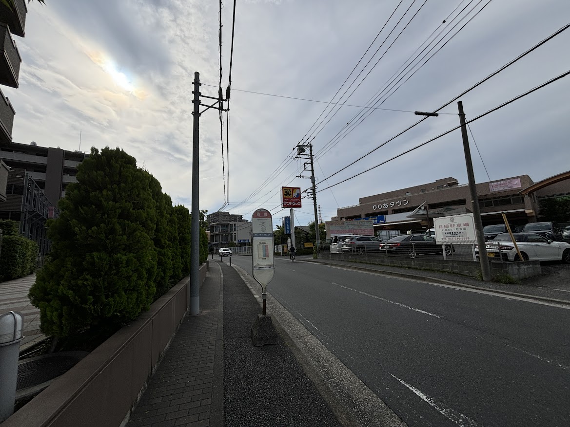 樽町バス停にて新綱島駅行きバスを待つ