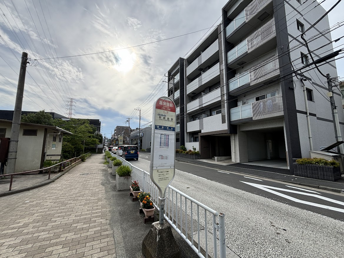 菖蒲園前バス停にて新綱島駅行きバスに乗る