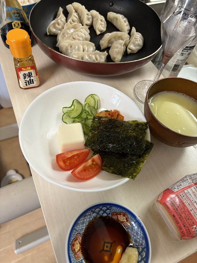 朝飯は丸源ラーメンで買ってきた冷凍餃子を焼いたのとキムチ、冷や奴、韓国海苔、胡瓜、トマト、ご飯、ヨーグルト、お茶、コーンポタージュスープ、その他