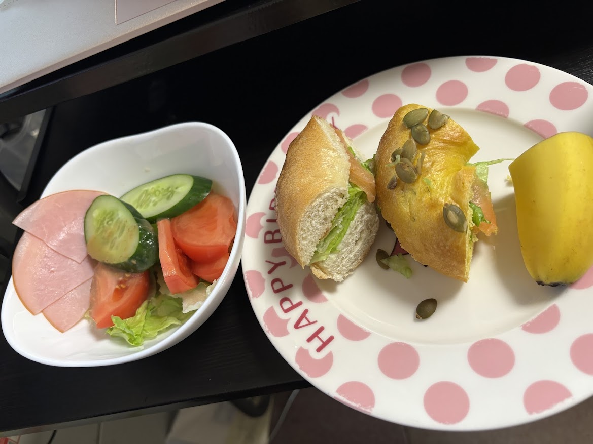 昼飯はサラダ、ベーグルのサーモンと野菜とクリームチーズはさみ、チョコチップスティックパン、スープ、キュウリとエビと豚肉の炒め物、心太、その他