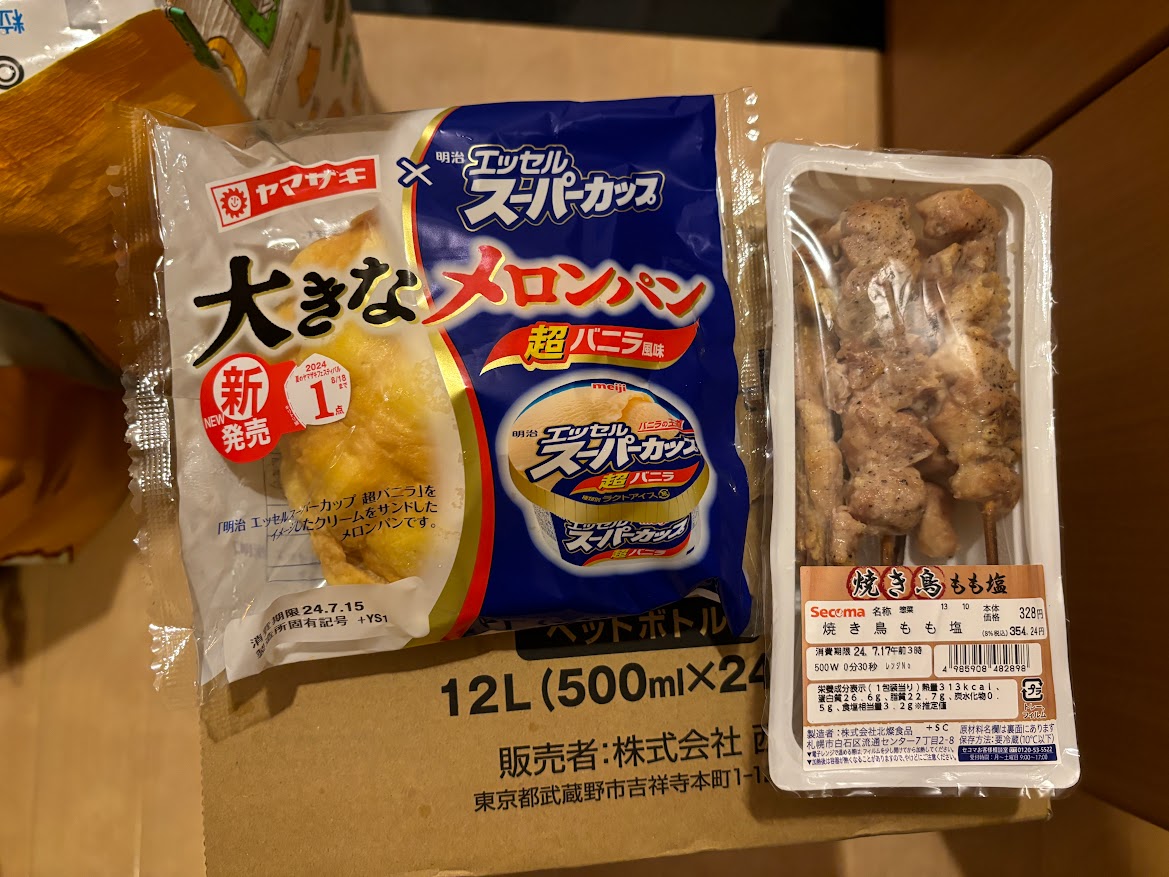 ウエルシア東久留米滝山店で買ってきたヤマザキ × 明治エッセルスーパーカップ 大きなメロンパン 超バニラ風味とセコマ 焼き鳥 もも塩
