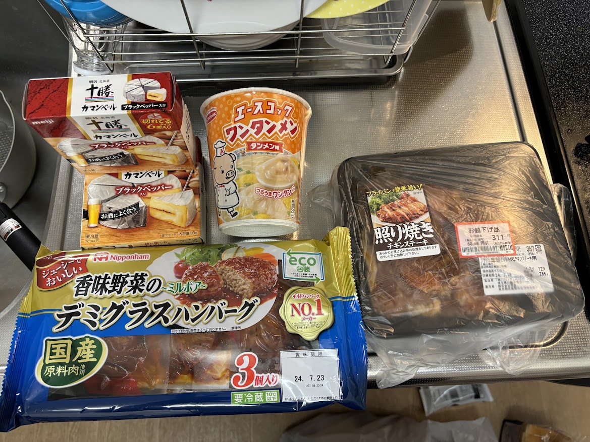 西友で買ってきた明治 北海道 十勝 カマンベール ブラックペッパー入り 切れてる6個入り、エースコック ワンタンメン タンメン味、日本ハム 香味野菜の～ミルポア～ デミグラスハンバーグ3個入り、照り焼き フライパン調理 ブラジル産とりもも肉チキンステーキ用
