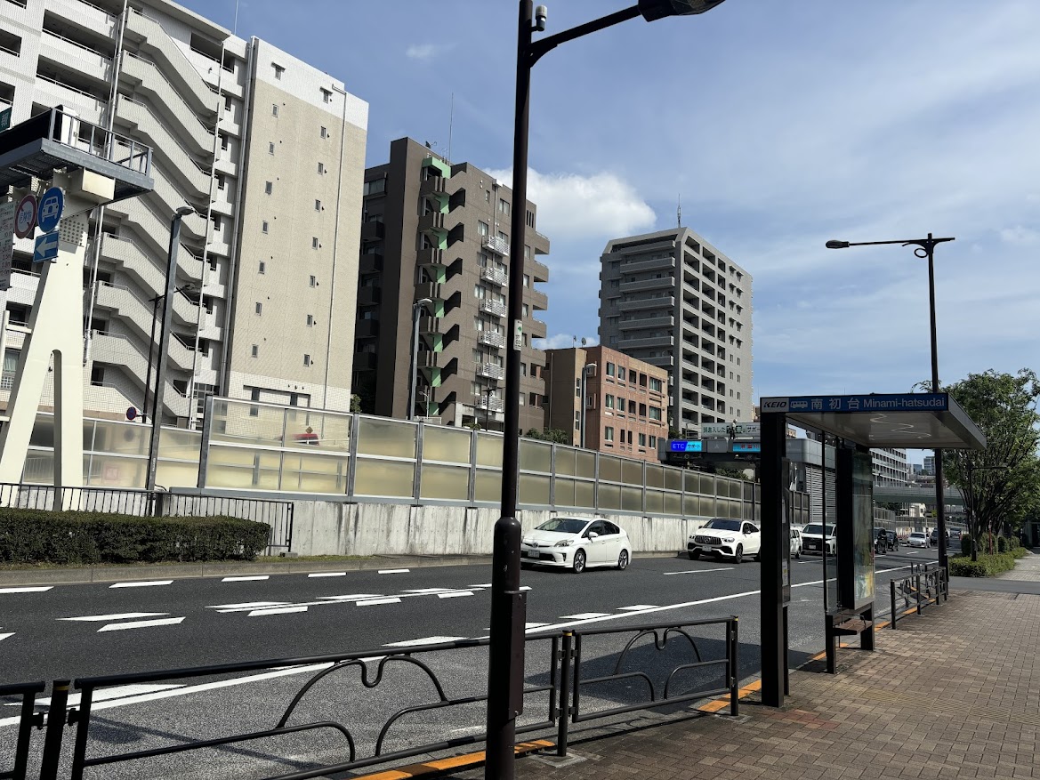 南初台バス停で阿佐ヶ谷駅行きのバスに乗る