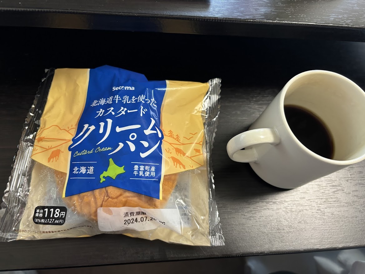 secoma 北海道牛乳を使ったカスタードクリームパンとコーヒー