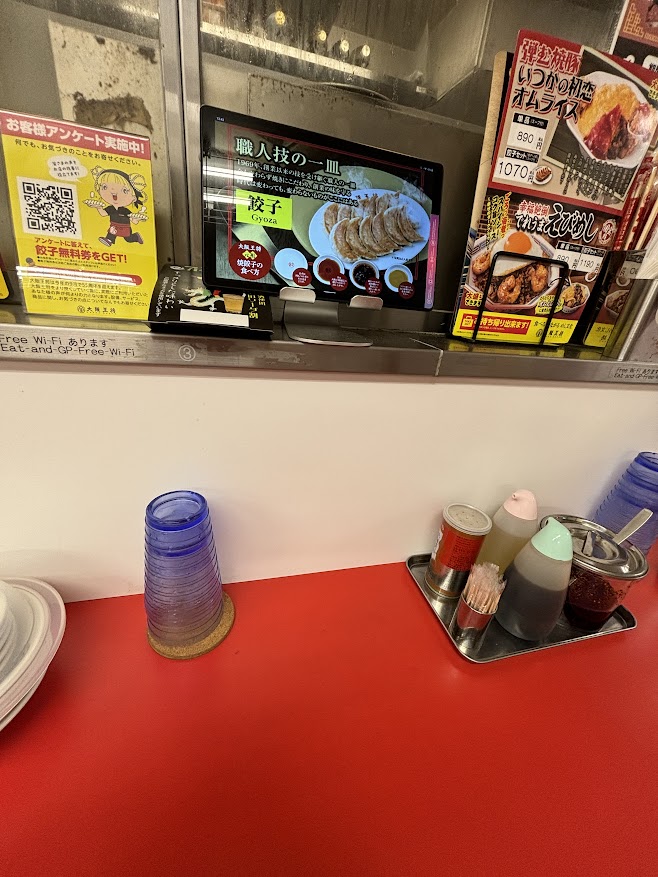 注文用タブレットと卓上調味料