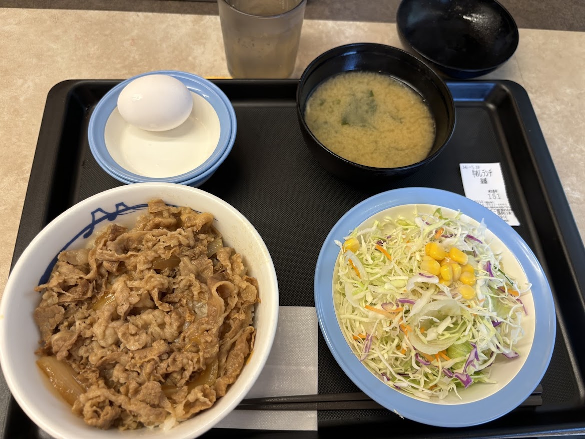 松屋 恵比寿西店で牛めしランチ並盛、530円。生玉は以前にもらったクーポンで無料