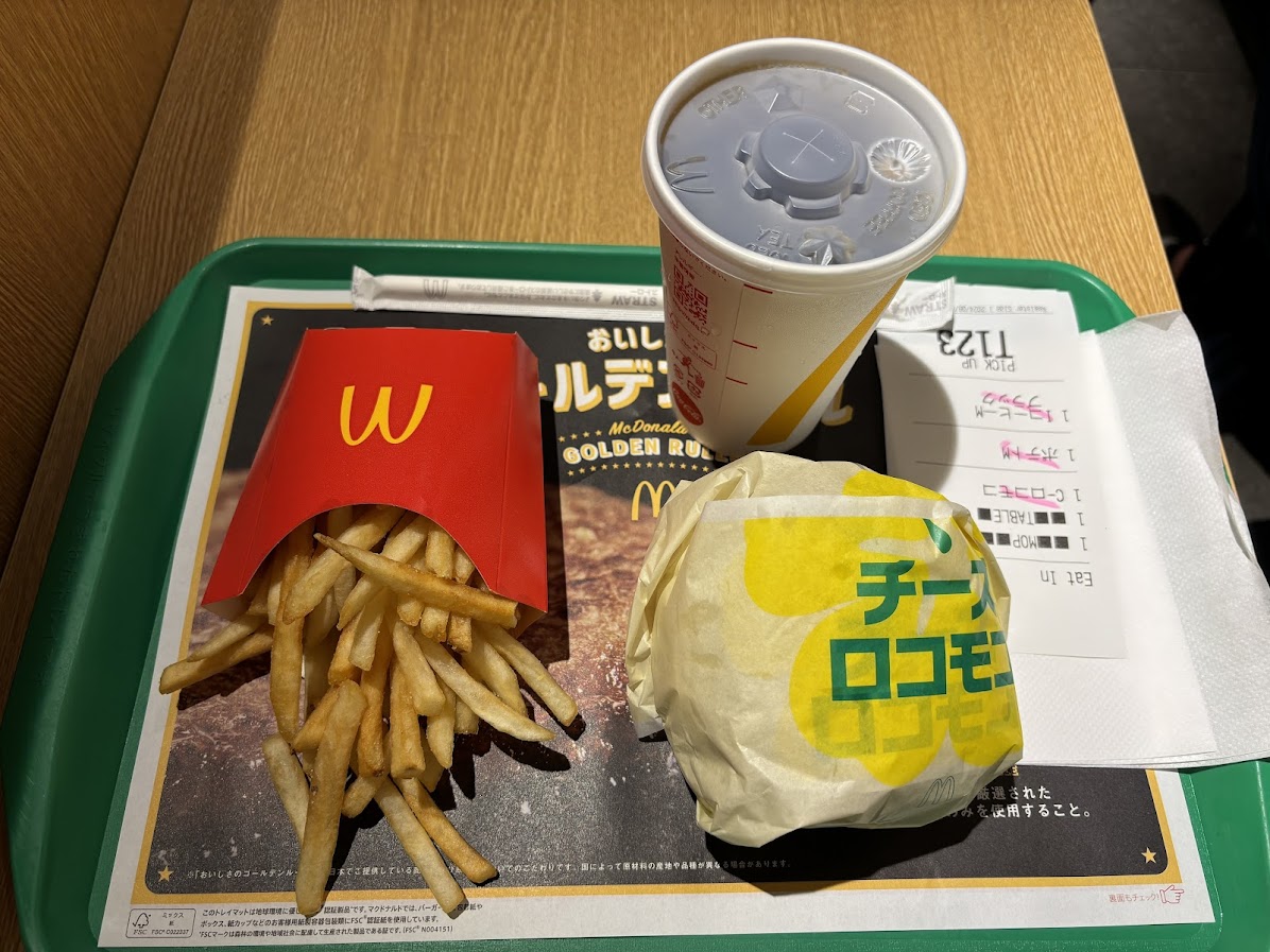 マクドナルド自由が丘駅前店でハワイやんバーガーズ（ハワイアンバーガーズ）2024 チーズロコモコ バーガーのセット