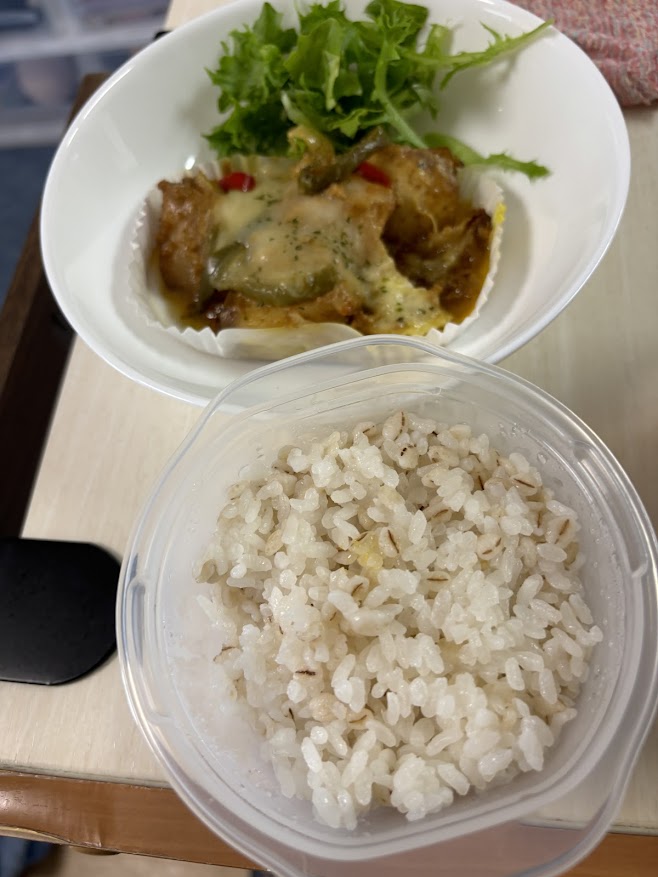 昼飯はキーマカレーのポテトチーズ焼き、鶏唐揚げ、ご飯、サラダ、スープ、その他