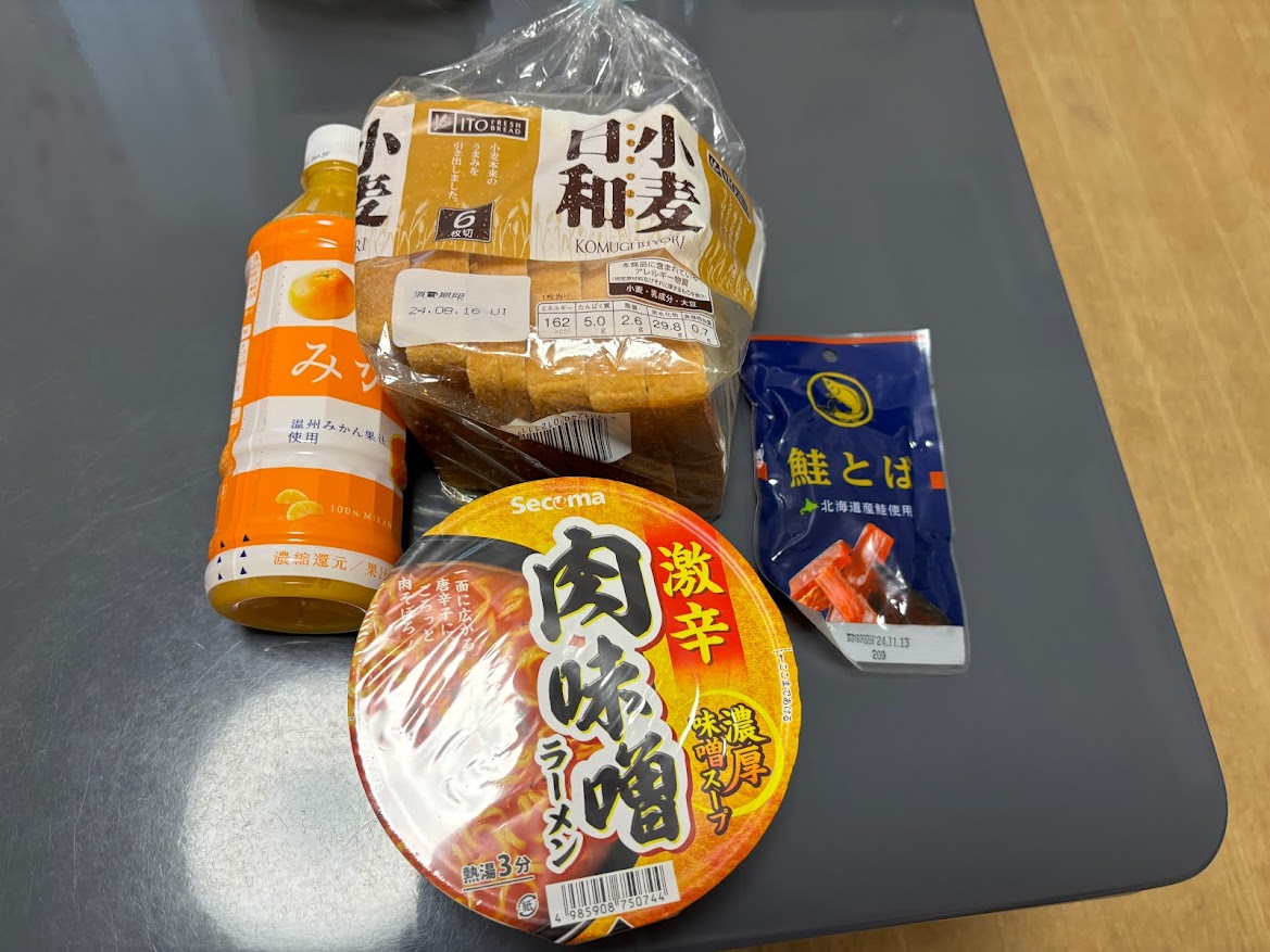 Secoma みかんジュース、小麦日和、セコマ 激辛肉味噌ラーメン、鮭とば（北海道日の出食品）