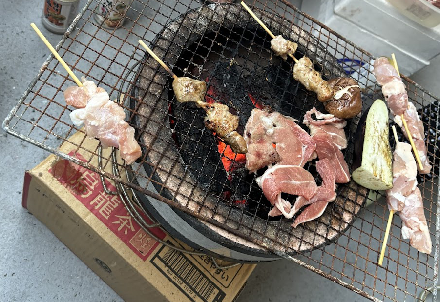 炭火でバーベキュー(焼鳥、ラム肉、椎茸、茄子等)