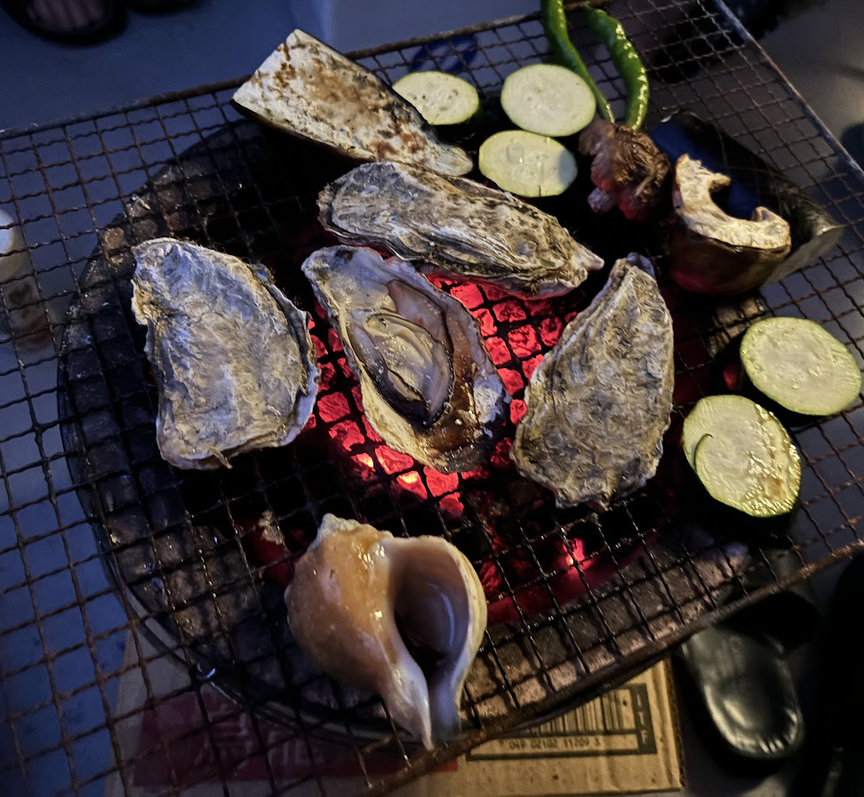 炭火でバーベキュー(宮城産産カキ、猿払産青ツブ、椎茸、茄子等)