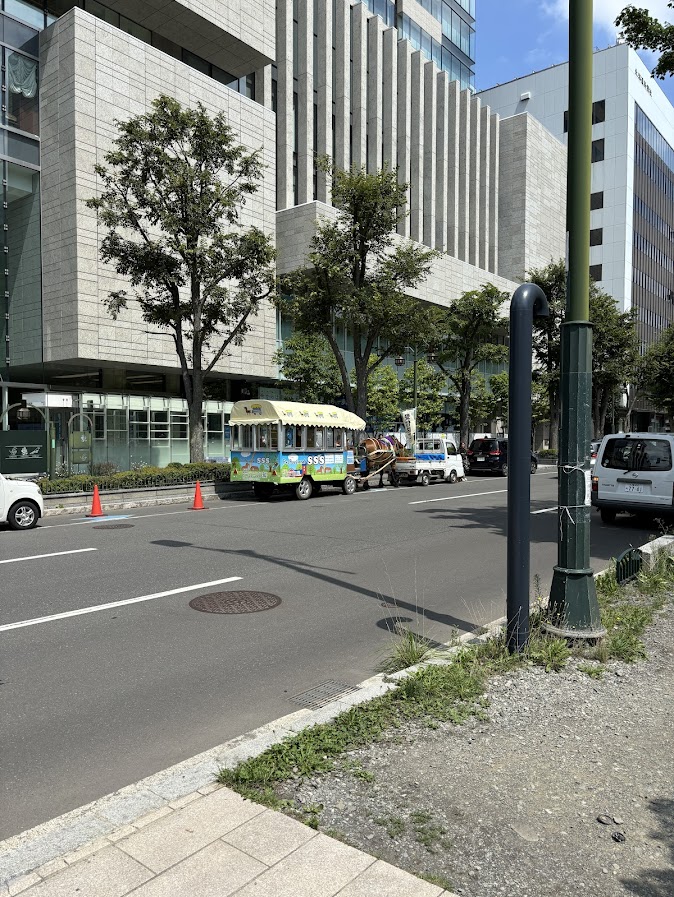 大通公園近くで馬車が居た