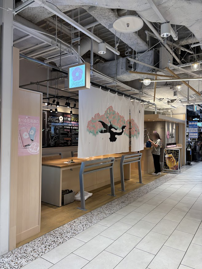 「COCONO SUSUKINO(ココノ ススキノ)」内の「すすきのえーるSTAND」店舗外観