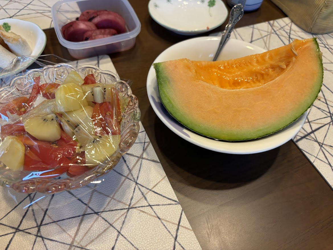 朝飯は焼きそば、トマトとフルーツのサラダ、南幌温泉の直売所で買ってきていたメロン、その他