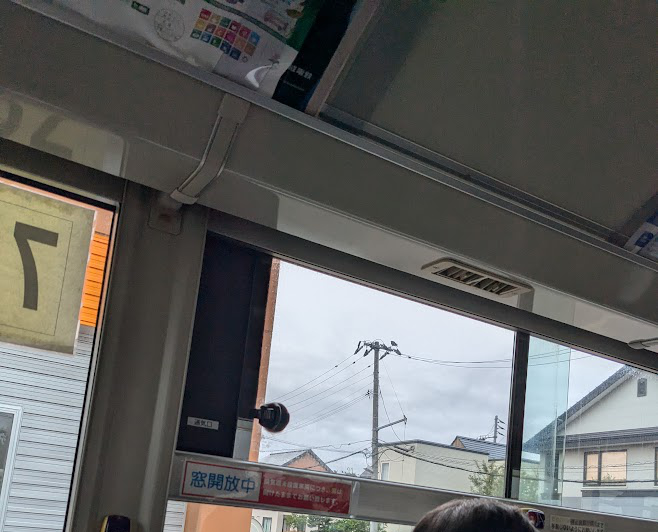 中央バスの 通気口（窓開放中 換気扇未搭載車両につき、窓は開けたままでお願いします。）