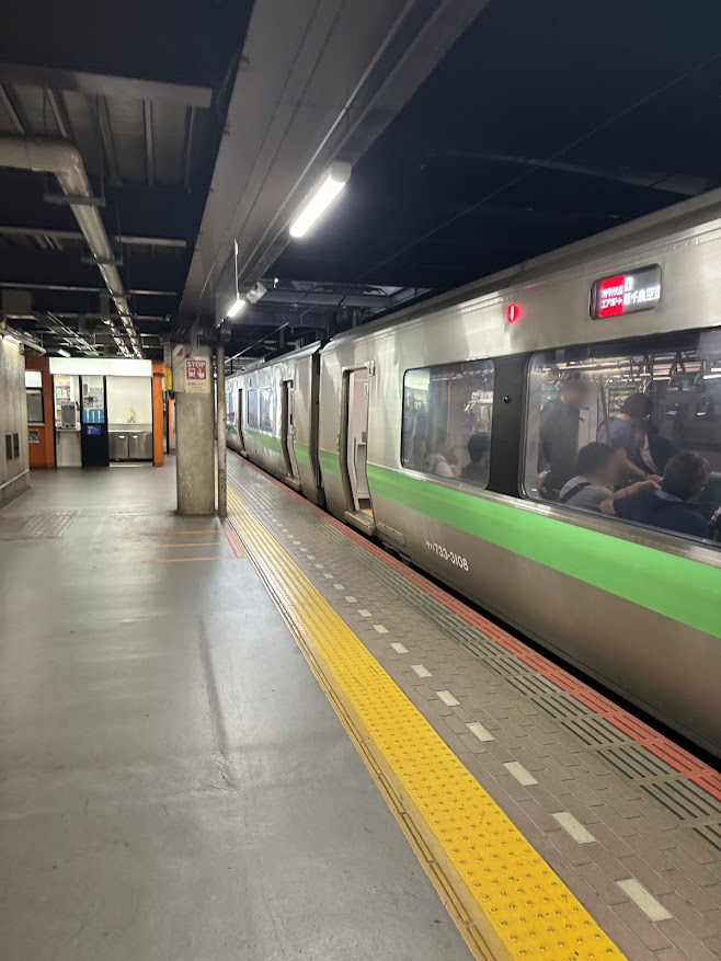 札幌駅ホームで特別快速エアポート（途中に新札幌、南千歳しか停車しない）